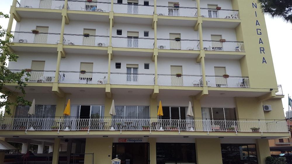 Hotel Ines チェゼナーティコ エクステリア 写真