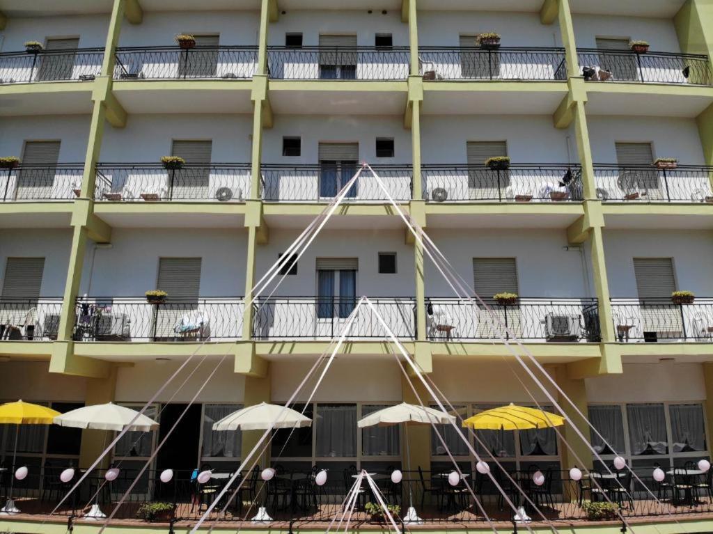 Hotel Ines チェゼナーティコ エクステリア 写真
