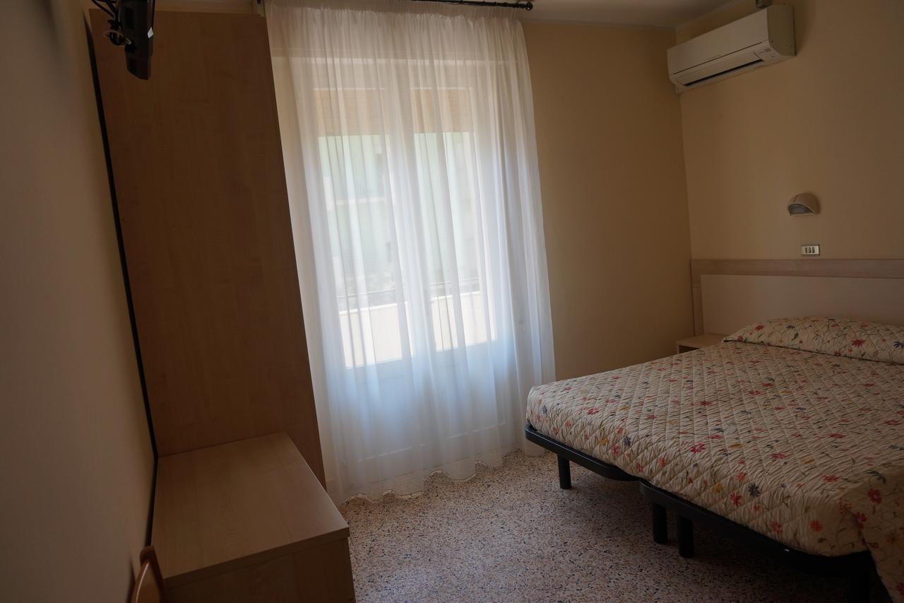 Hotel Ines チェゼナーティコ エクステリア 写真