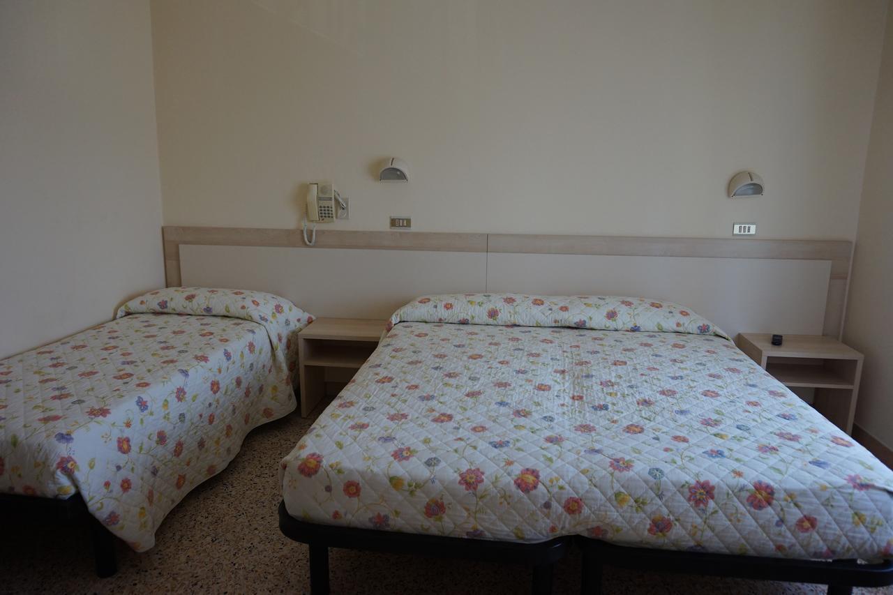 Hotel Ines チェゼナーティコ エクステリア 写真